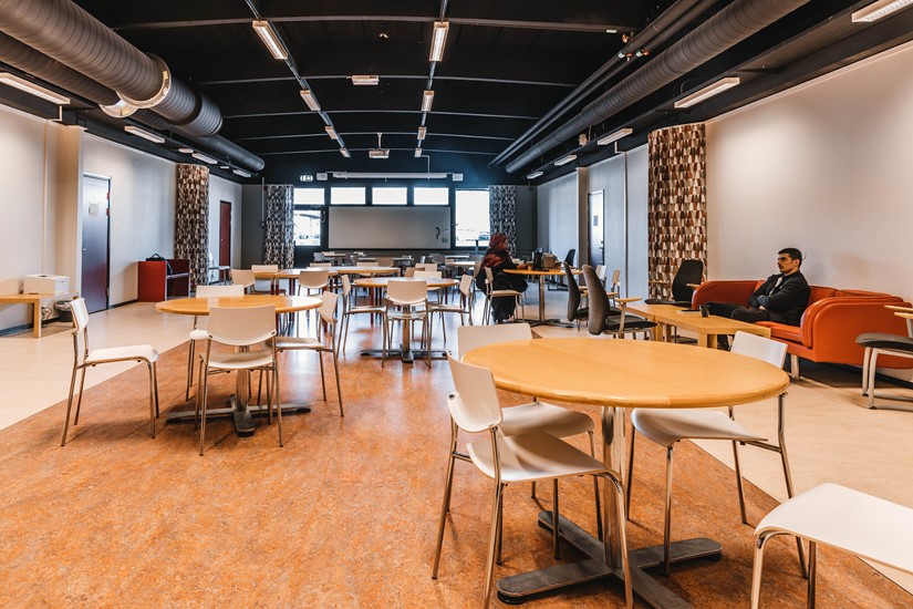 Mellan salarna finns en stor öppen, rymlig och luftig yta där vi serverar. Alternativt serveras måltiderna på Restaurang Futurum som ligger alldeles intill.